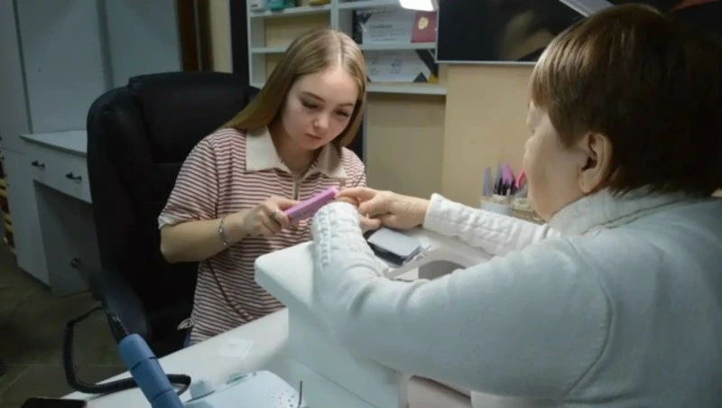 Жительница Апанасенковского округа открыла маникюрный салон по соцконтракту